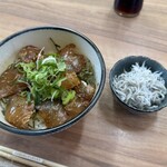 焼貝いろは - 鯛の漬け丼とサービスのしらす