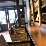 アートカフェ エレバート - １階カウンター席奥から入口の眺め