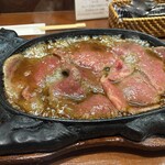レストラン チムニー - 料理写真:熱々のレモンステーキで提供。油が跳ねるので紙ナプキンでガードします！！