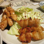 焼鳥 たんべ - 焼鳥はおまかせで３人分３３００円を焼いてもらいました、最初はぼんじりと四つ身です。
