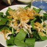 焼鳥 たんべ - 最初の料理はほうれん草のサラダ６００円、先ずは野菜をお腹に入れて食事はスタートです。
