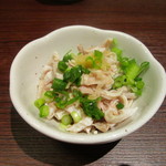 Yakitori Tambe - 先出しの小鉢は酢モツ、先ずはこれをつまみながら料理の出来あがりを待ちます。
                      