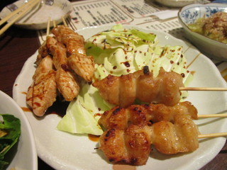 Yakitori Tambe - 焼鳥はおまかせで３人分３３００円を焼いてもらいました、最初はぼんじりと四つ身です。
                        