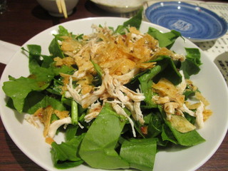 Yakitori Tambe - 最初の料理はほうれん草のサラダ６００円、先ずは野菜をお腹に入れて食事はスタートです。
                        