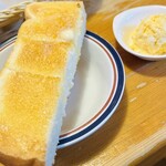 コメダ珈琲店 - 料理写真:とーすと　バター染み染み しみーずヒラリー