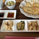 喫茶 のら - 料理写真:今回頂いたカキフライとサヨリフライのセットです。おかずの種類も多く大満足な内容です。٩( 'ω' )و
