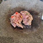 千本松牧場 - 千本松牧場牛100%ハンバーグ160g　中まで火が通らないから結局崩します