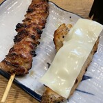 やきとり小太郎 - 豚バラの味噌焼きと溶けたら見栄えもねとマスターから助言のささみチーズ