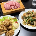 磯料理 伊清 - マグロ刺身（部位はその日により）、鶏唐揚げ、もつ炒め定食