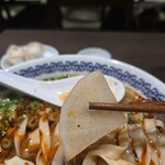 馬子禄 牛肉面 - 大根が入っている