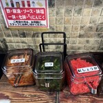 豚吉 - いろいろ薬味が無料です