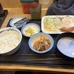 松屋 - 料理写真:暫く待つと食券の番号がモニターに表示されて注文した朝食530円の出来上がりです。