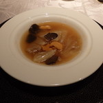 Asakusa Bihoteru - ふかひれと雲丹、そしてトリュフのスープ。
