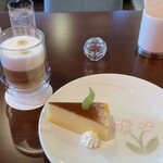 ザ・グランドコーヒー - ケーキセット。(ベイクドチーズケーキ・ホットカフェラテ)