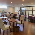 ザ・グランドコーヒー - 店内は照明を少し落とした、まるで高級ホテルのラウンジのような落ち着いた雰囲気です。