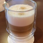 ザ・グランドコーヒー - ホットカフェラテ:自家焙煎専門店ならではのエスプレッソのコクがしっかりと感じられる一杯。きめ細やかにスチームされたフォームミルクが合わさり、まろやかで優しい口当たりに仕上がっています。