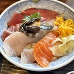 海誠 - 9種の上海鮮丼　天然マグロとろ、生メバチマグロ、志摩産かつお、天然ひらまさ、天然カンパチ、伊勢湾産さわら、炙り太刀魚、サーモン、あわび