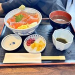 海誠 - サーモン丼　もずく、赤だし、お漬物付き