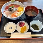 海誠 - 上海鮮丼　もずく、赤だし、お漬物付き