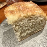 メルモーゾ ダ ドロカワ - 湯気が上がる焼きたてフォカッチャ、上にカリカリチーズが乗ってました。