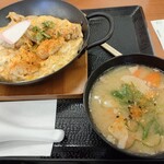かつや - 料理写真:出汁醤油ロースカツ in the 親子鍋定食 1089円