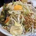 ラーメン二郎 - 小ぶた（1,160円）＋ネギ（180円）＋ニラキムチ（150円）＋汁なし（150円）、ニンニク・からしマヨネーズ
