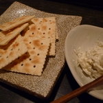 麺やBar 渦 - しらすクリームチーズ＆クラッカー　400円