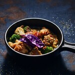 ジューシー若鶏とガーリック香る熱々アヒージョ〜肉の旨味とガーリックの競演。旬の和歌山野菜を添えて〜