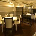 プチプレリ - 映画に出てきそうな四角いテーブルもお洒落♪