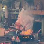 居酒屋 とよ - 素手でほほ肉を転がしてる！