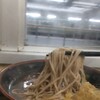 駅そば そば・うどん八起家 - ステンレスボデーの湘南カラーが最も美しく映えるのは、やはり立ち食い蕎麦を手前に睨むアングルですな
