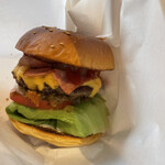 HAMBURGER SHOP 富吉 - ・クラシックバーガー（バーンズ、トマト、レタス、生オニオン、オニオンリング、チェダーチーズ、ベーコン、レリシュ）+パイナップル