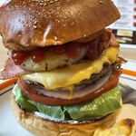 HAMBURGER SHOP 富吉 - ・クラシックバーガー（バーンズ、トマト、レタス、生オニオン、オニオンリング、チェダーチーズ、ベーコン、レリシュ）+パイナップル