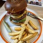 HAMBURGER SHOP 富吉 - ・クラシックバーガー（バーンズ、トマト、レタス、生オニオン、オニオンリング、チェダーチーズ、ベーコン、レリシュ）+パイナップル