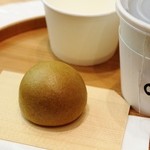 Toraya - 浅草とらや限定の「利休饅頭」と煎茶のセット