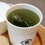 Toraya - 煎茶は紙コップで提供なんですが、嫌な感じがしないところがさすがとらや、かな？？