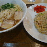 Seikou rou - 日替わりランチは８００円の海老炒飯とラーメン