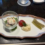 龍天門 - 豆腐と山クラゲにナッツ/ピクルスにディル/ふき/全部美味しい