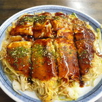 あまんじゃく - 肉玉そば　テーブル席にて