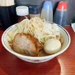 一太豚 - 料理写真:ラーメン(中)野菜、ニンニク、たまねぎ。

二郎系には珍しい、たまねぎ無料トッピングがあるお店。
この日は学生が多く、初めて来たと言う女子高生グループにも、店主さんが優しく対応していた( ^ω^ )