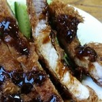 兼山 - カツは肉厚１２～１３ミリ程度。この大きさから叩いて伸ばしていると推測されるので元は２０ミリぐらいあるのかな^^　肉の旨み＆脂身も甘く豚肉本来の噛み応えもありyoshiの美味しいと判断する基準をクリア！