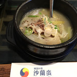 本場韓国料理 沙蘭蛮 - 箸の入れ物と一緒にコムタンを撮りました。サイズを感じてください。