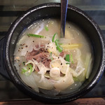 メイン料理のコムタン（牛テールのスープ）