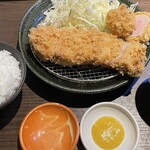 とんかつ 16 - ロースの天城黒豚ロイヤルサファイヤ 160g の定食(4,100円)とヒレのどろぶた 60g(1,300円)