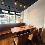 南新宿 和牛焼肉 慶 - 広くて明るい店内