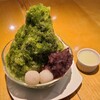 RAKU山田屋 結の庵 - 宇治金時(税込960円)に練乳(税込55円)を追加
抹茶シロップ掛けかき氷、白玉2個&粒餡添え
そしてかき氷の中にも粒餡が入っていました
かき氷は食べ進むと飽きてしまうので、練乳を追加したのは正解