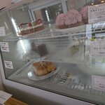 cafe satsuki - 平日12時半のショーケース✨️チーズケーキは抹茶に黄桃、レモンと勢揃い。ぶどうと苺のタルトやココアバナナマフィンも迷いました。