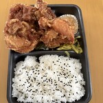 まるちゃん家 - 料理写真:からあげ4弁当 ¥1,020.- 写真ではわかりにくいかも知れませんが、からあげが飛び出してマス(*'▽'*)