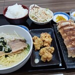 台湾料理 三豊 - 料理写真:焼き餃子定食（豚骨ラーメン）