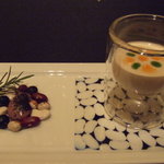 ガストロノミー ジョエル・ロブション - 北海道産白インゲン豆　冷たいヴルーテにし、フォアグラのフォンダンと合わせ　スペイン産イベリコチョリソーのオイルと共に